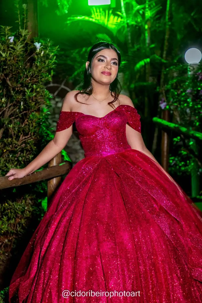 Debutante com vestido vermelho na mata