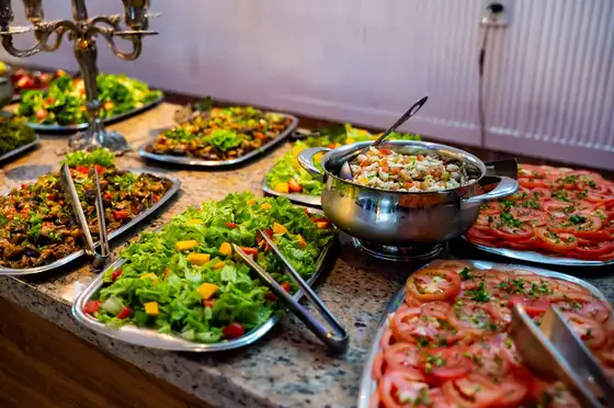 Saladas frescas no buffet