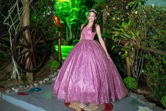 Debutante no jardim, à noite