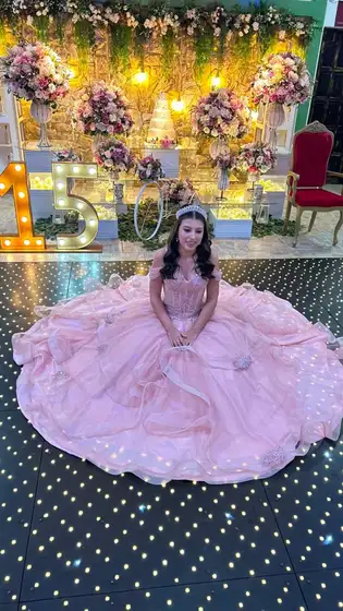 Debutante com vestido rosa na pista