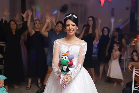 Noiva com o buquê no meio da festa