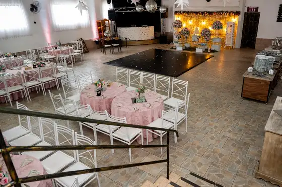 Salão de festa com a pista ao fundo