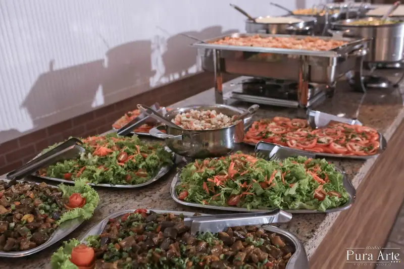 Buffet montado no salão