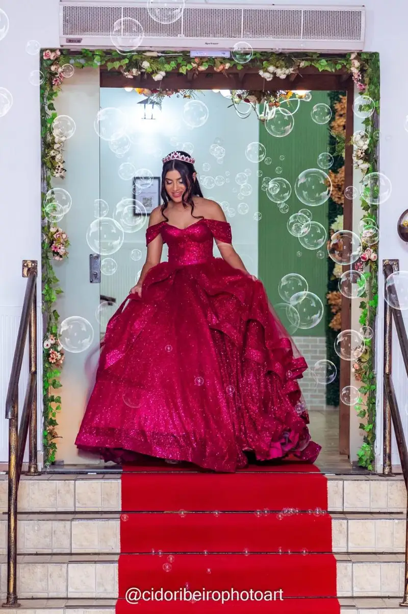 Entrada da debutante pela escada do salão